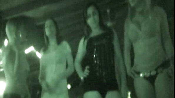 Dvije žene koriste remen domaci porno uradak u kinky sceni jedna na drugoj