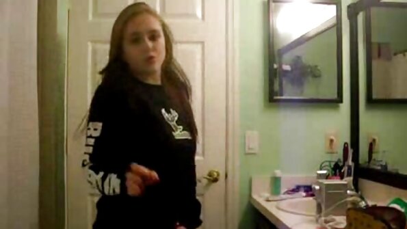 Solo video divnog tinejdžera koji prstima domaci porno film rasteže macu